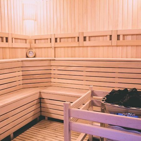 Sv Hotel, Restaurant & Airport Parking Todiresti  Екстериор снимка