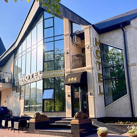 Sv Hotel, Restaurant & Airport Parking Todiresti  Екстериор снимка