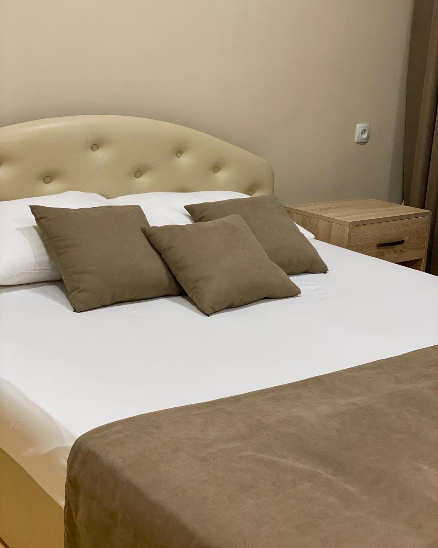 Sv Hotel, Restaurant & Airport Parking Todiresti  Екстериор снимка
