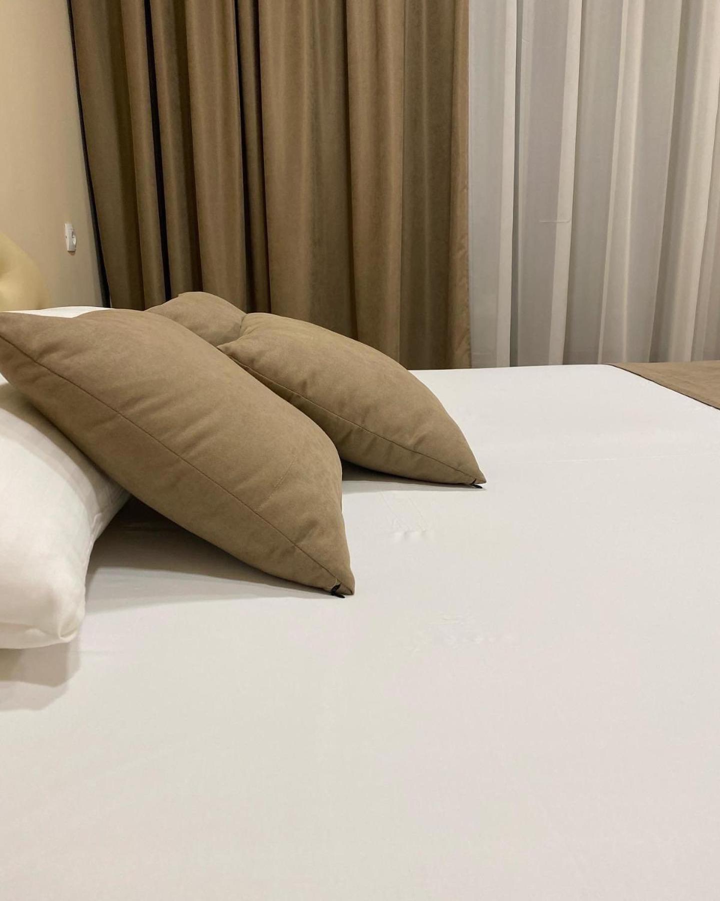 Sv Hotel, Restaurant & Airport Parking Todiresti  Екстериор снимка