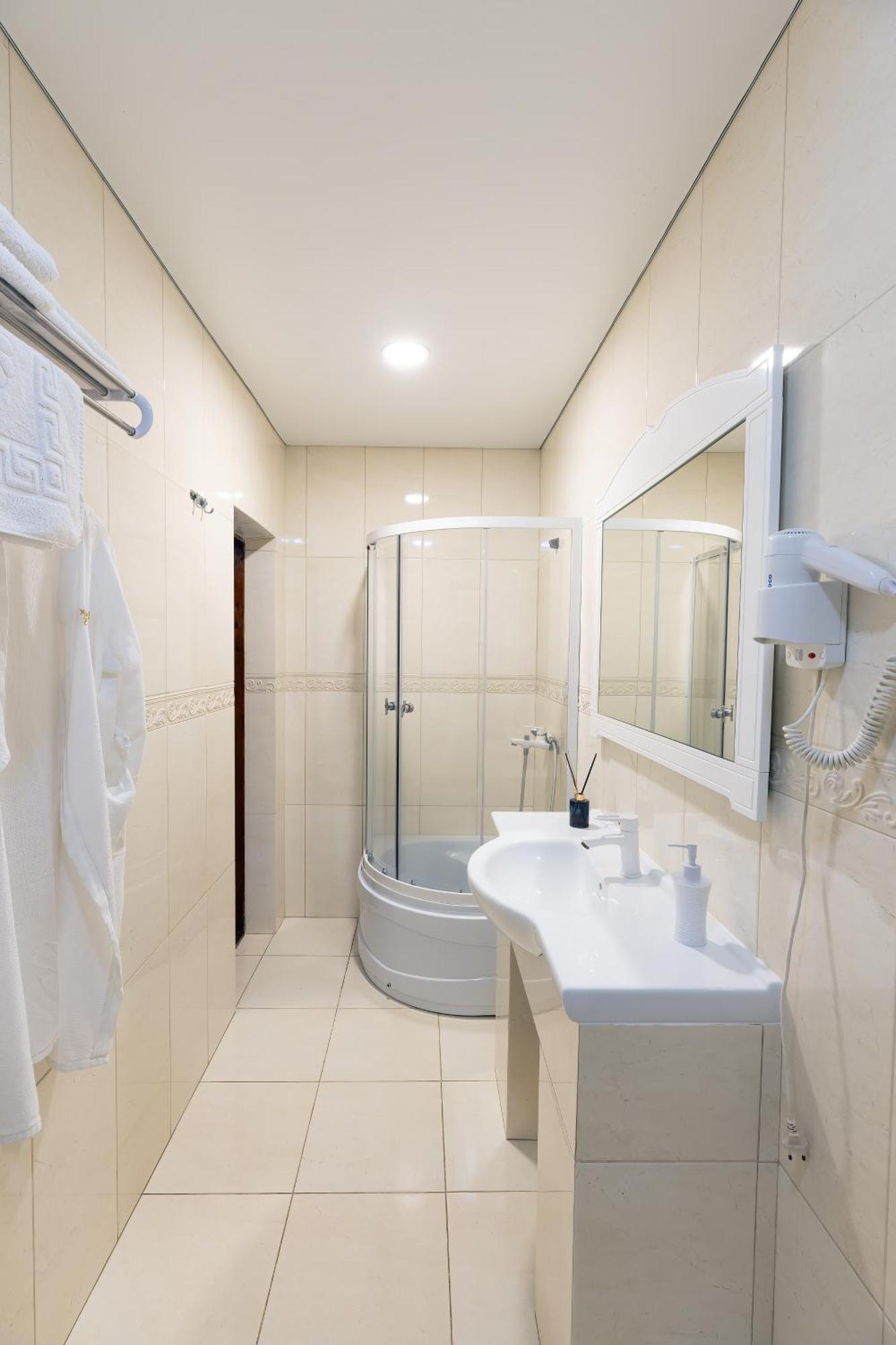 Sv Hotel, Restaurant & Airport Parking Todiresti  Екстериор снимка