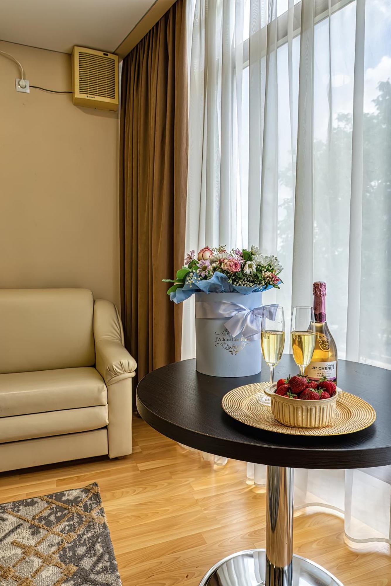 Sv Hotel, Restaurant & Airport Parking Todiresti  Екстериор снимка