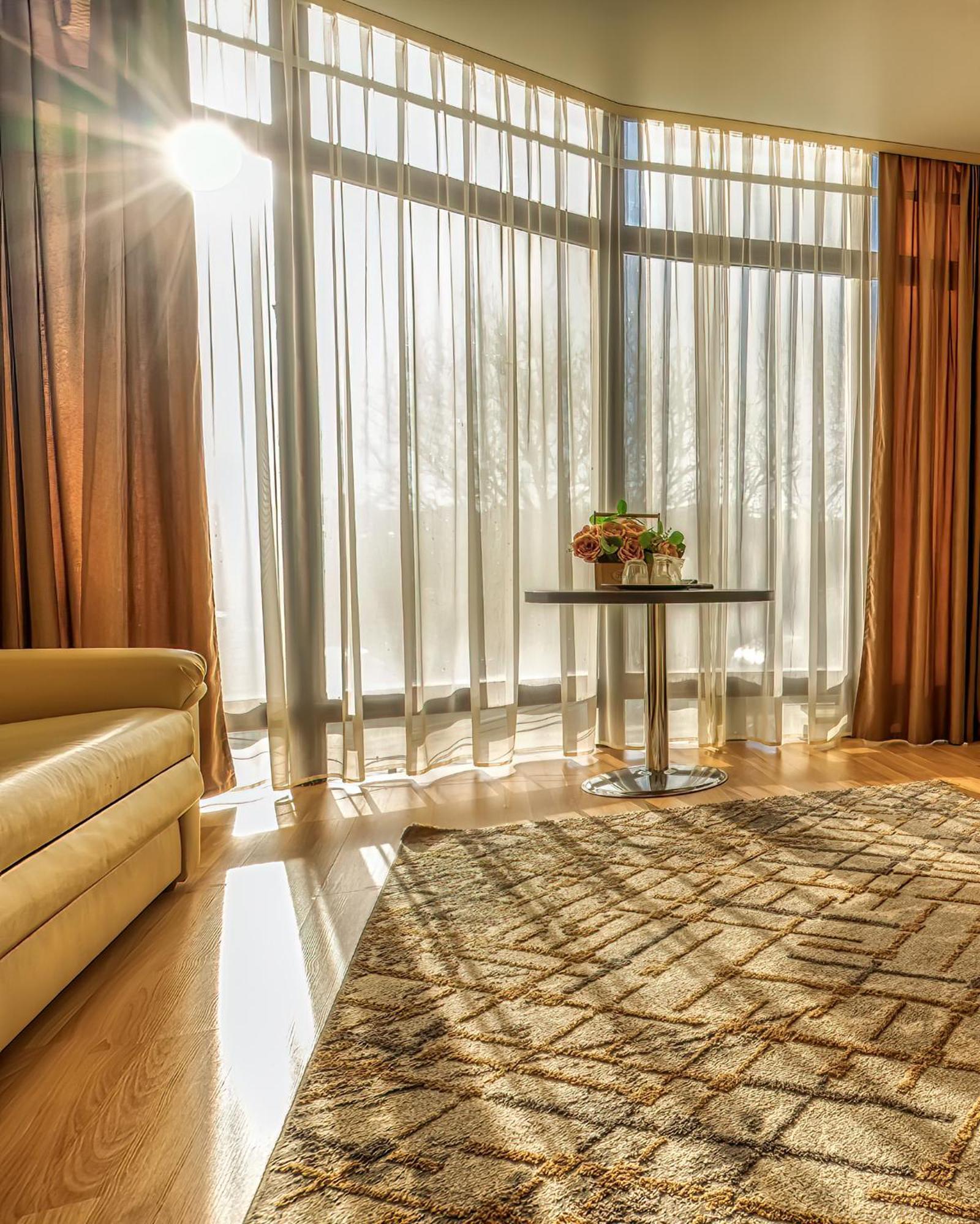 Sv Hotel, Restaurant & Airport Parking Todiresti  Екстериор снимка