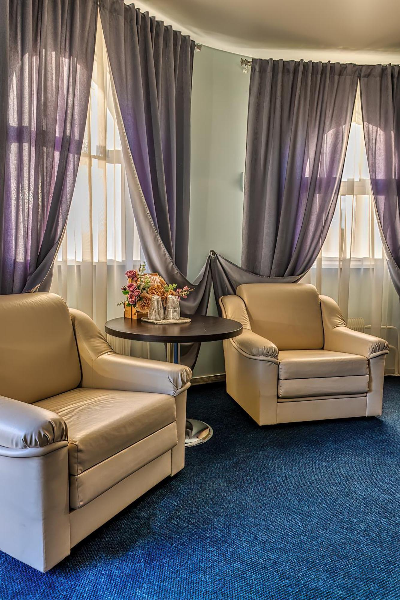 Sv Hotel, Restaurant & Airport Parking Todiresti  Екстериор снимка
