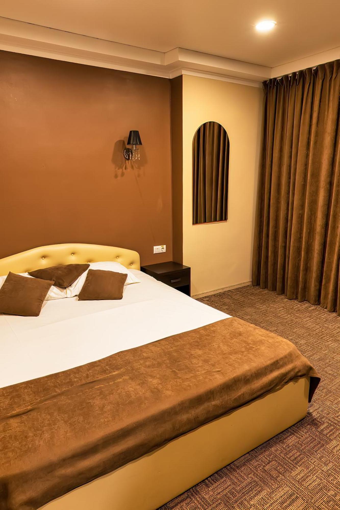 Sv Hotel, Restaurant & Airport Parking Todiresti  Екстериор снимка