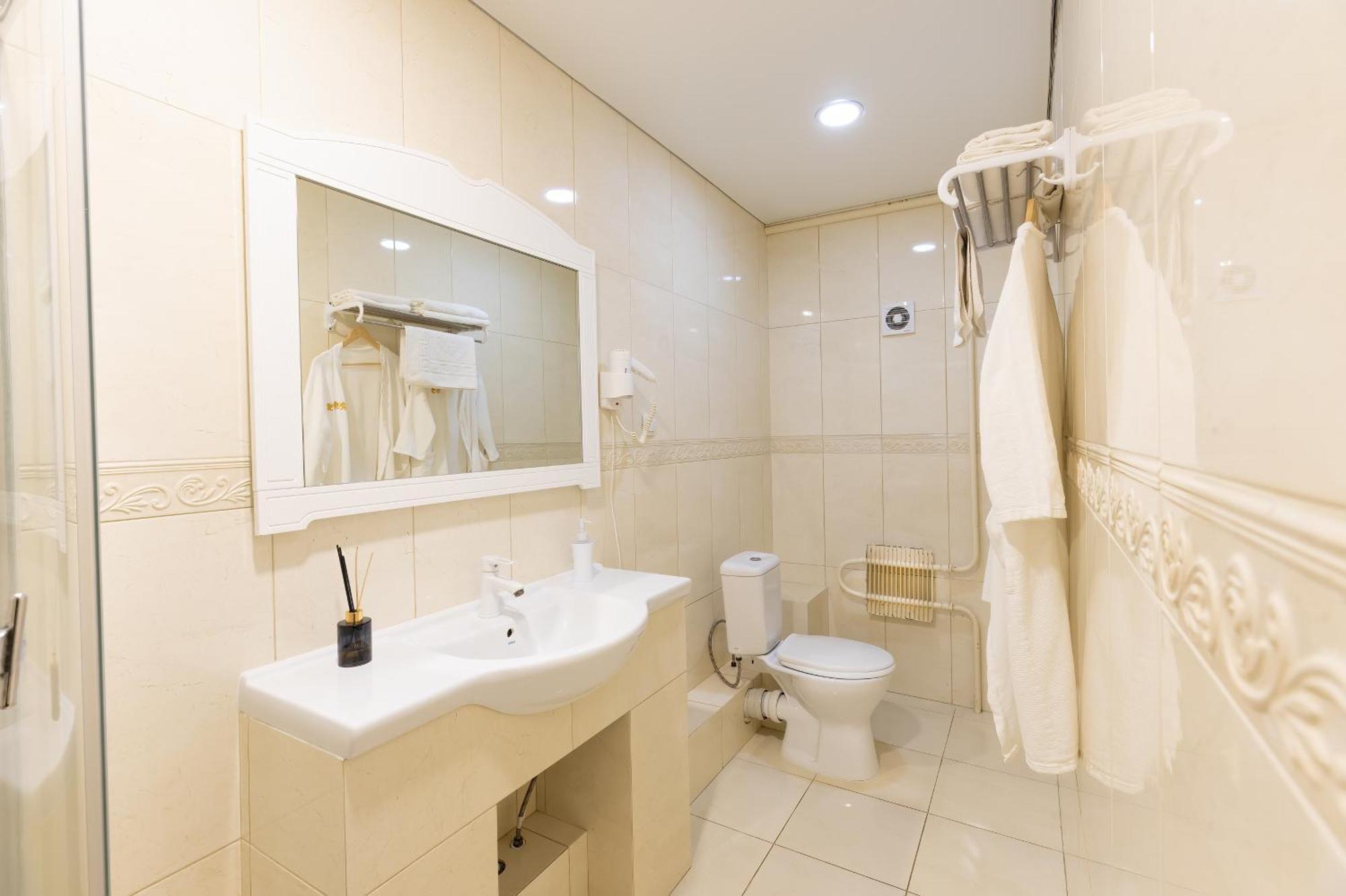 Sv Hotel, Restaurant & Airport Parking Todiresti  Екстериор снимка