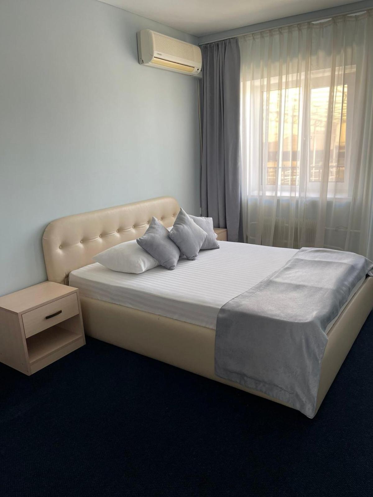 Sv Hotel, Restaurant & Airport Parking Todiresti  Екстериор снимка