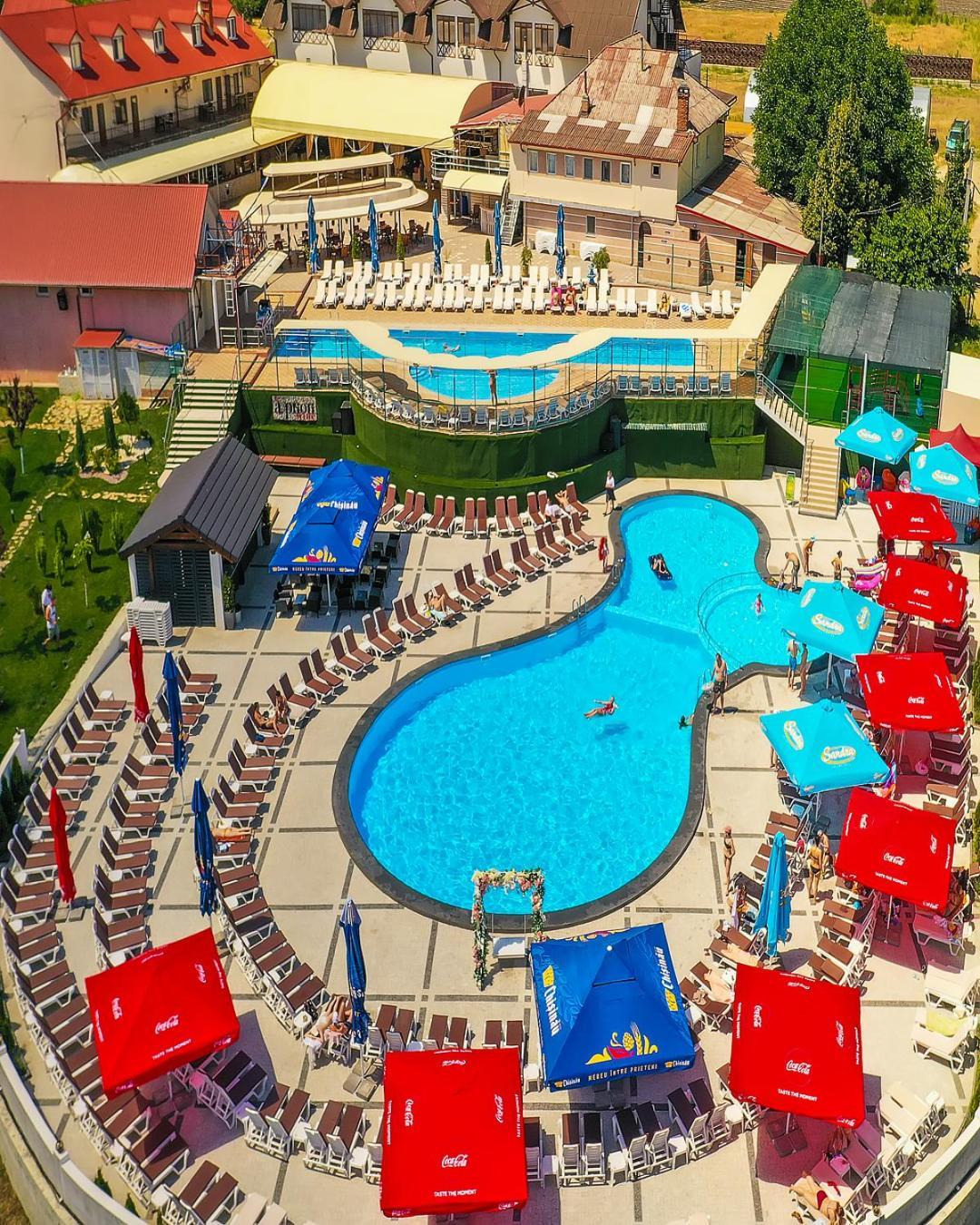 Sv Hotel, Restaurant & Airport Parking Todiresti  Екстериор снимка