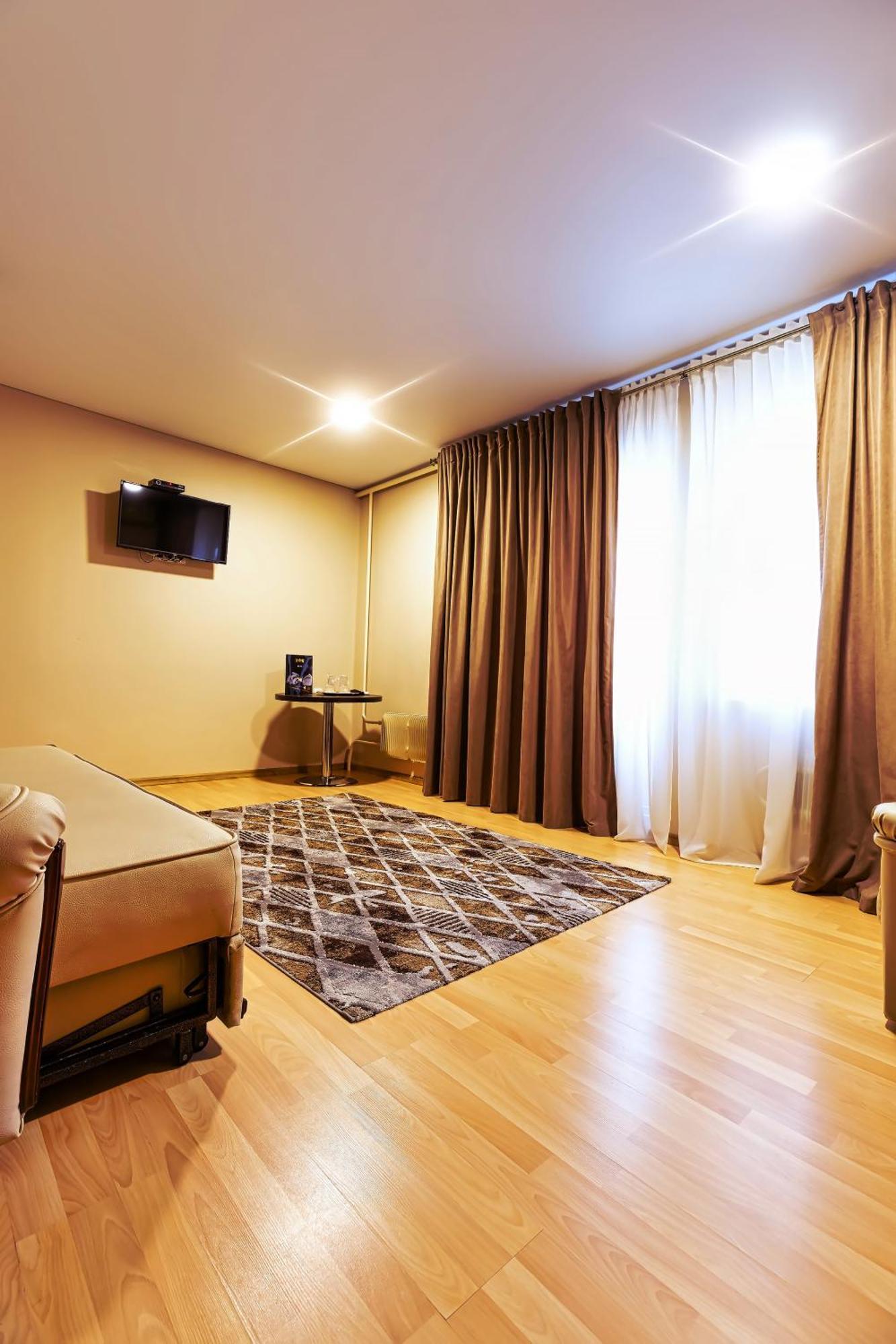 Sv Hotel, Restaurant & Airport Parking Todiresti  Екстериор снимка