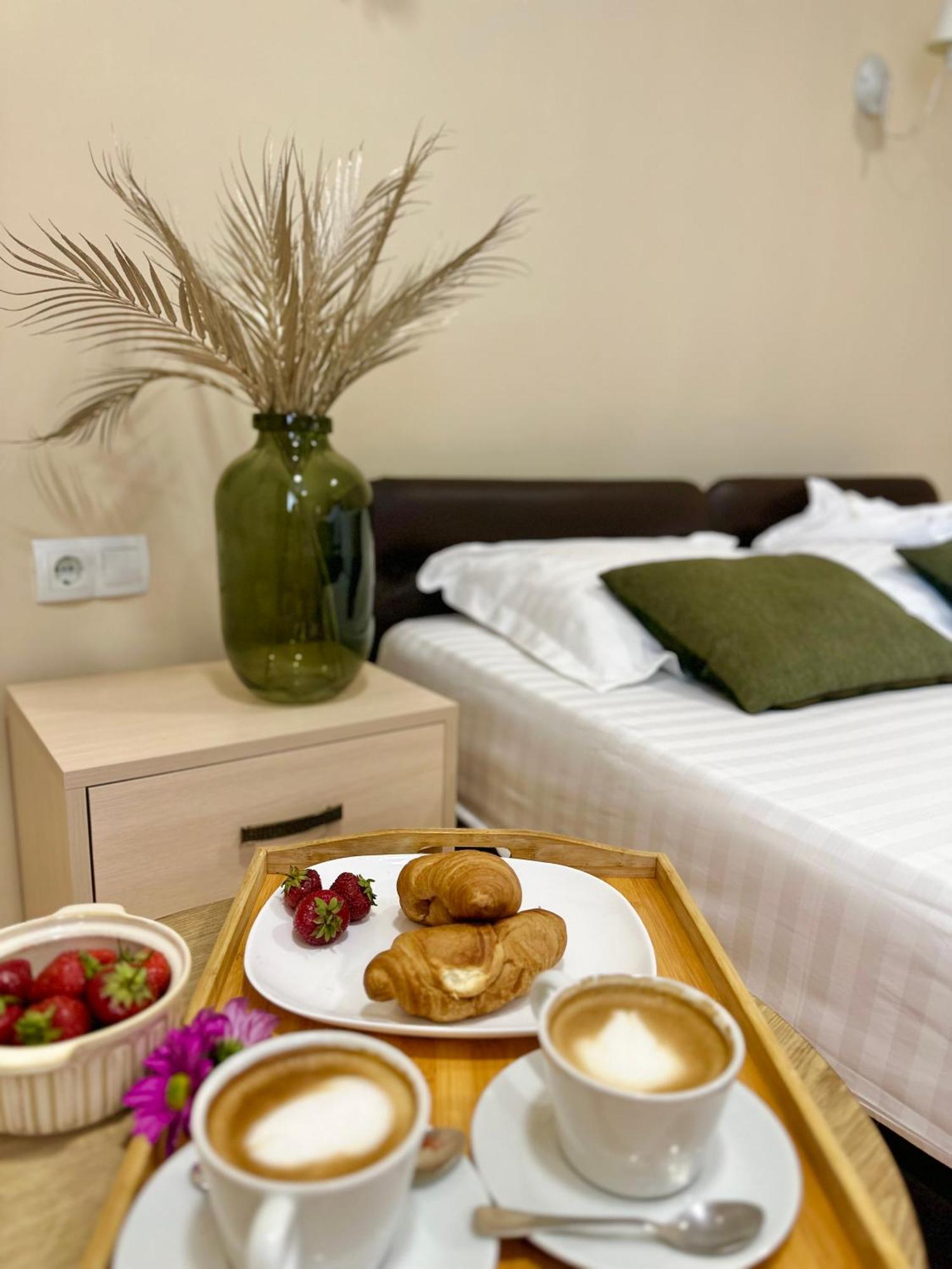 Sv Hotel, Restaurant & Airport Parking Todiresti  Екстериор снимка