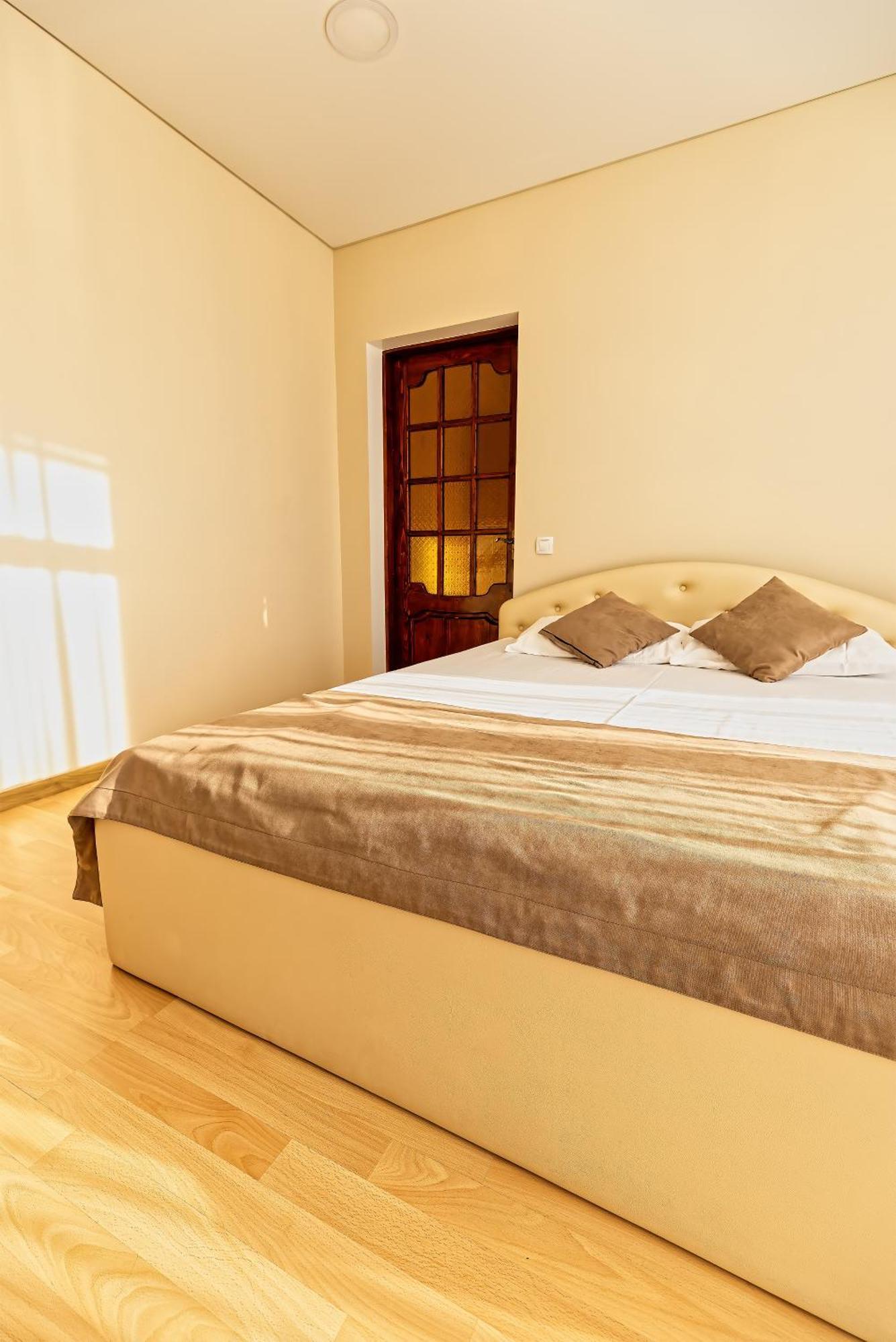 Sv Hotel, Restaurant & Airport Parking Todiresti  Екстериор снимка