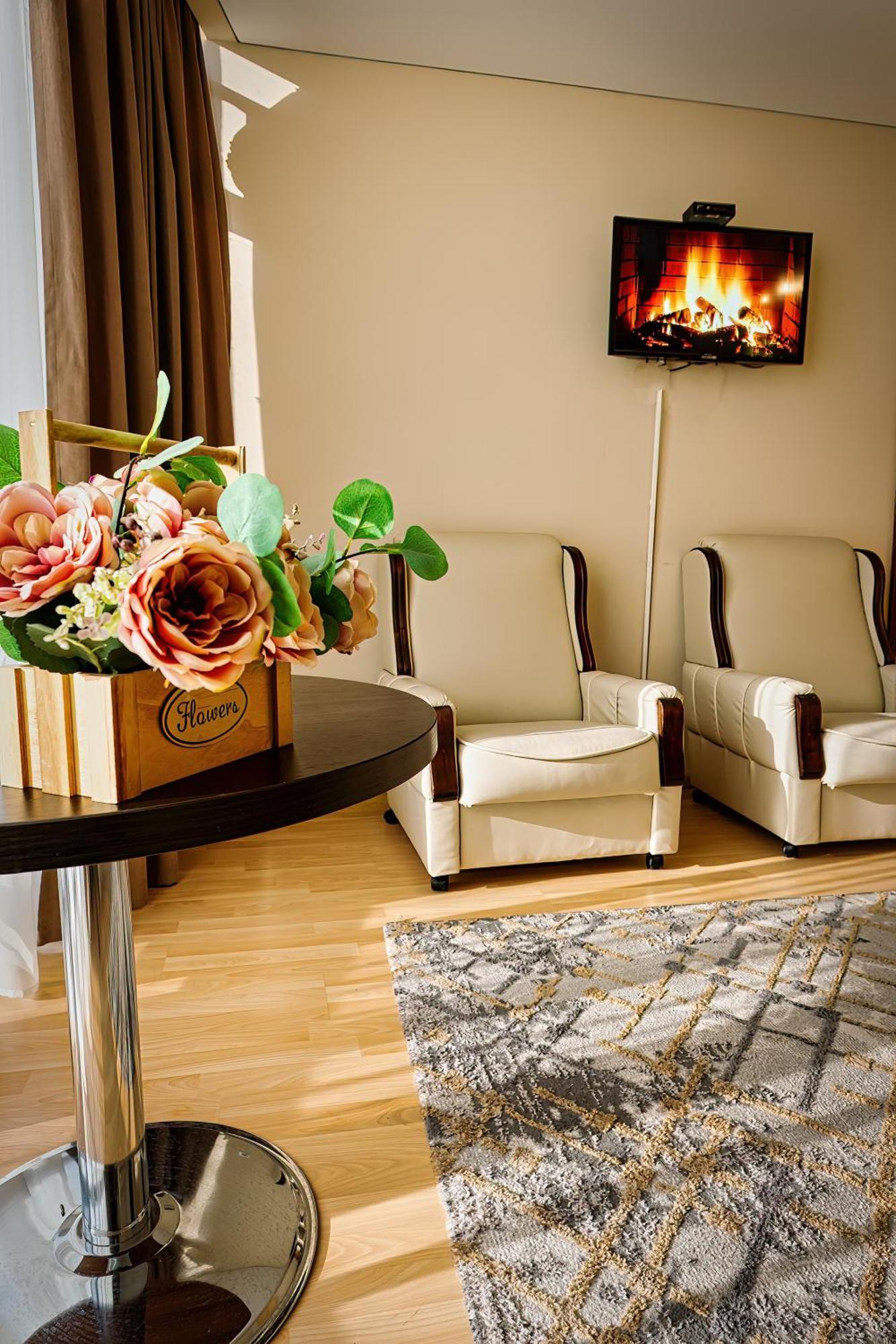 Sv Hotel, Restaurant & Airport Parking Todiresti  Екстериор снимка