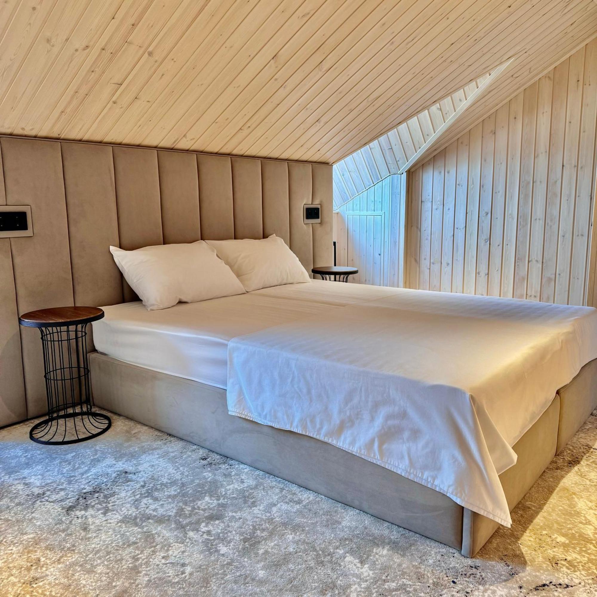 Sv Hotel, Restaurant & Airport Parking Todiresti  Екстериор снимка