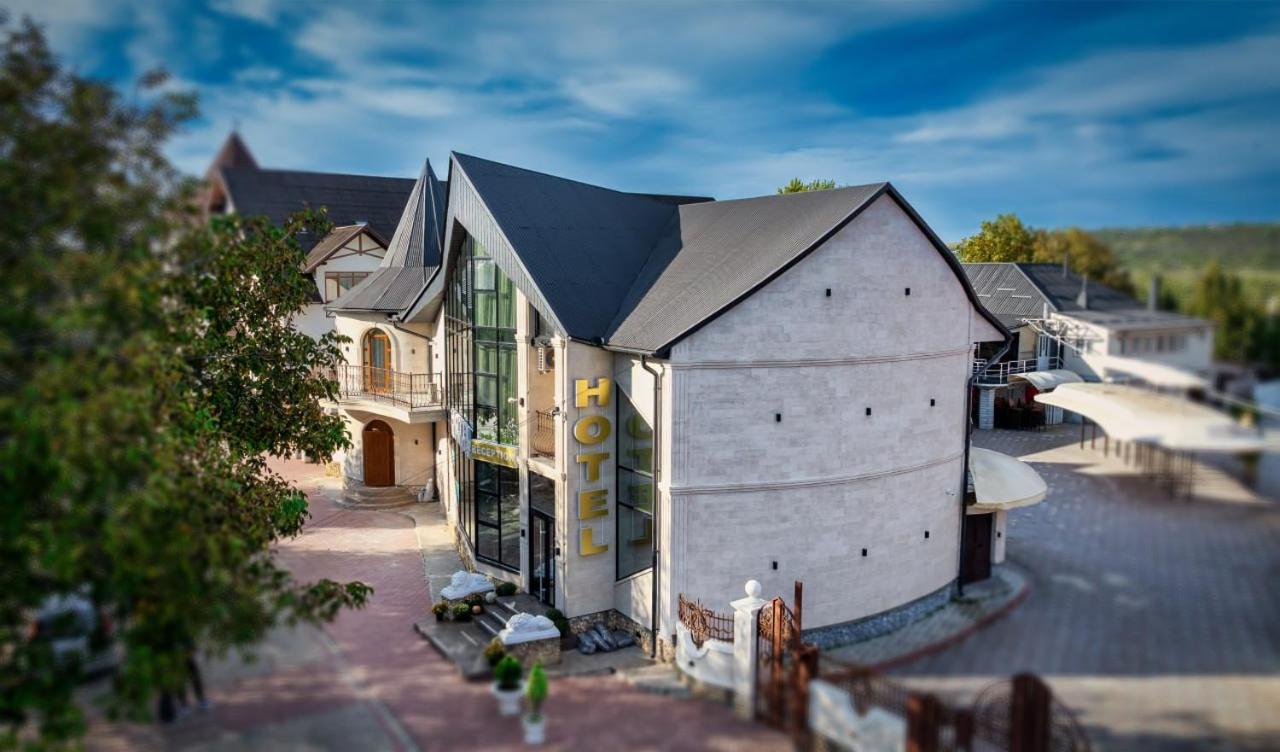 Sv Hotel, Restaurant & Airport Parking Todiresti  Екстериор снимка