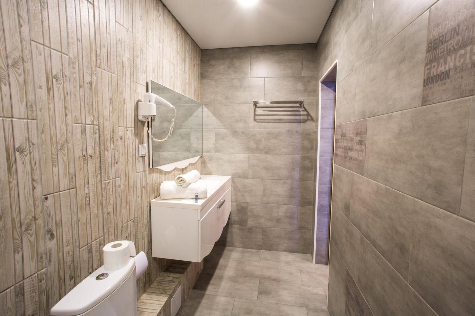 Sv Hotel, Restaurant & Airport Parking Todiresti  Екстериор снимка