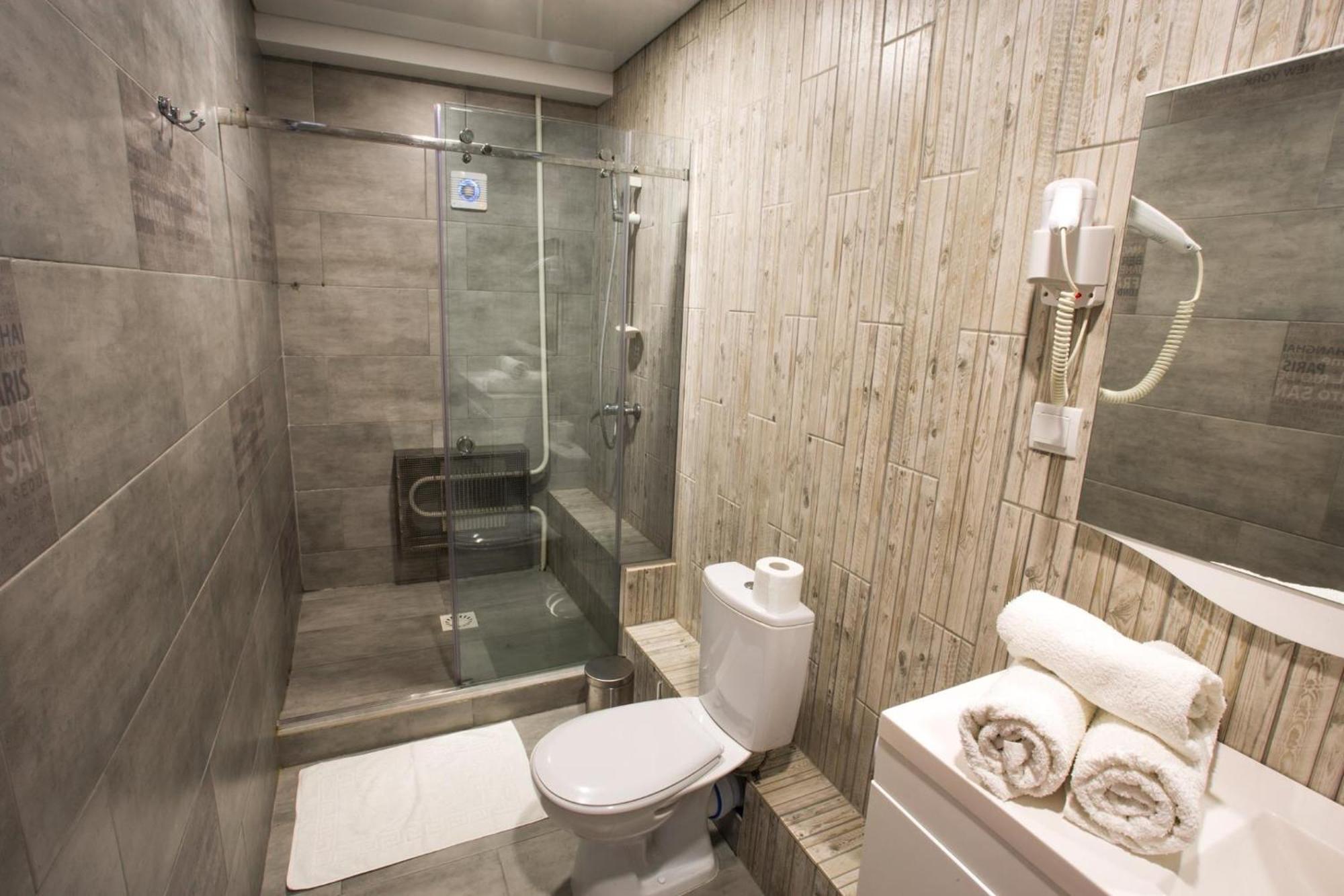 Sv Hotel, Restaurant & Airport Parking Todiresti  Екстериор снимка