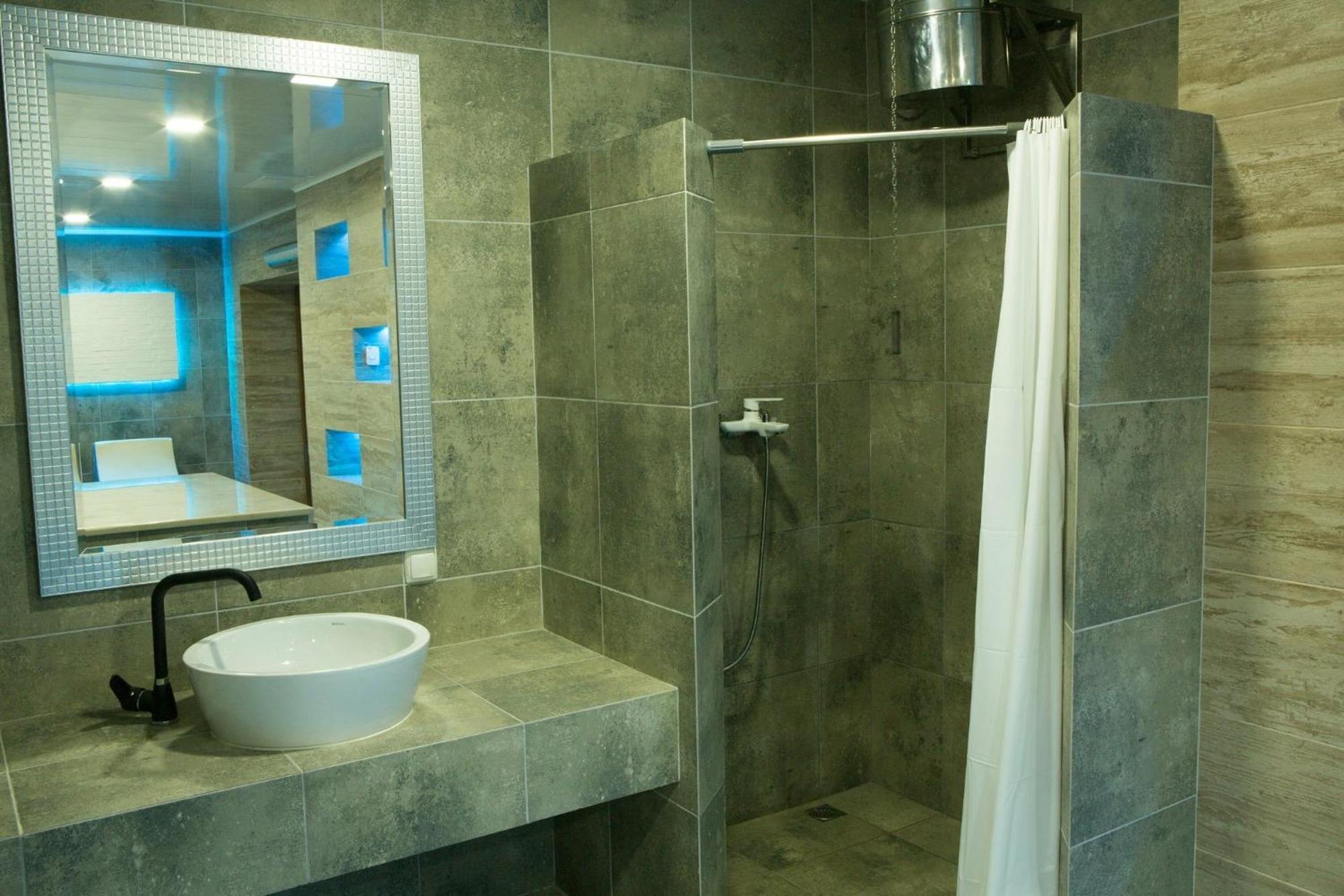 Sv Hotel, Restaurant & Airport Parking Todiresti  Екстериор снимка