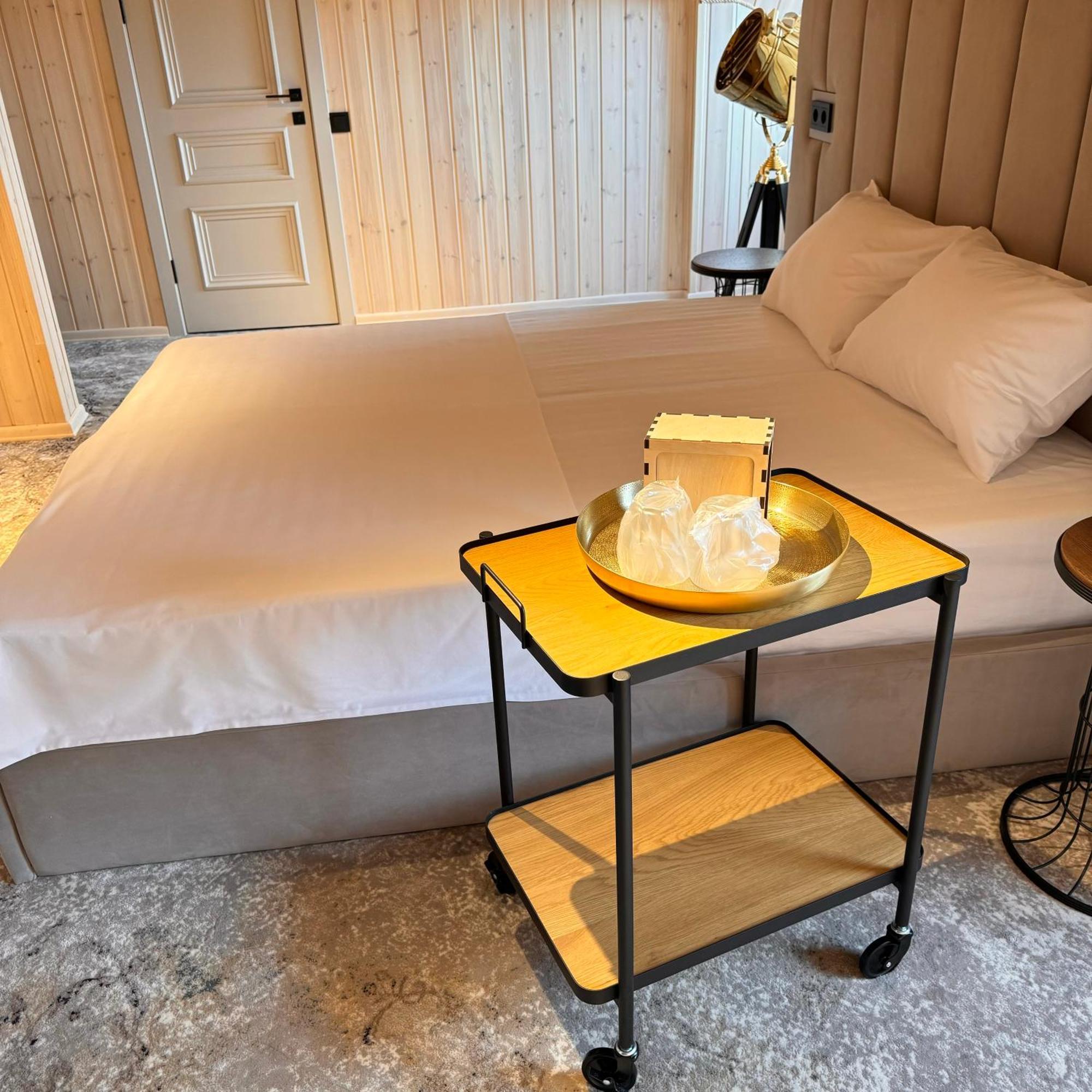 Sv Hotel, Restaurant & Airport Parking Todiresti  Екстериор снимка