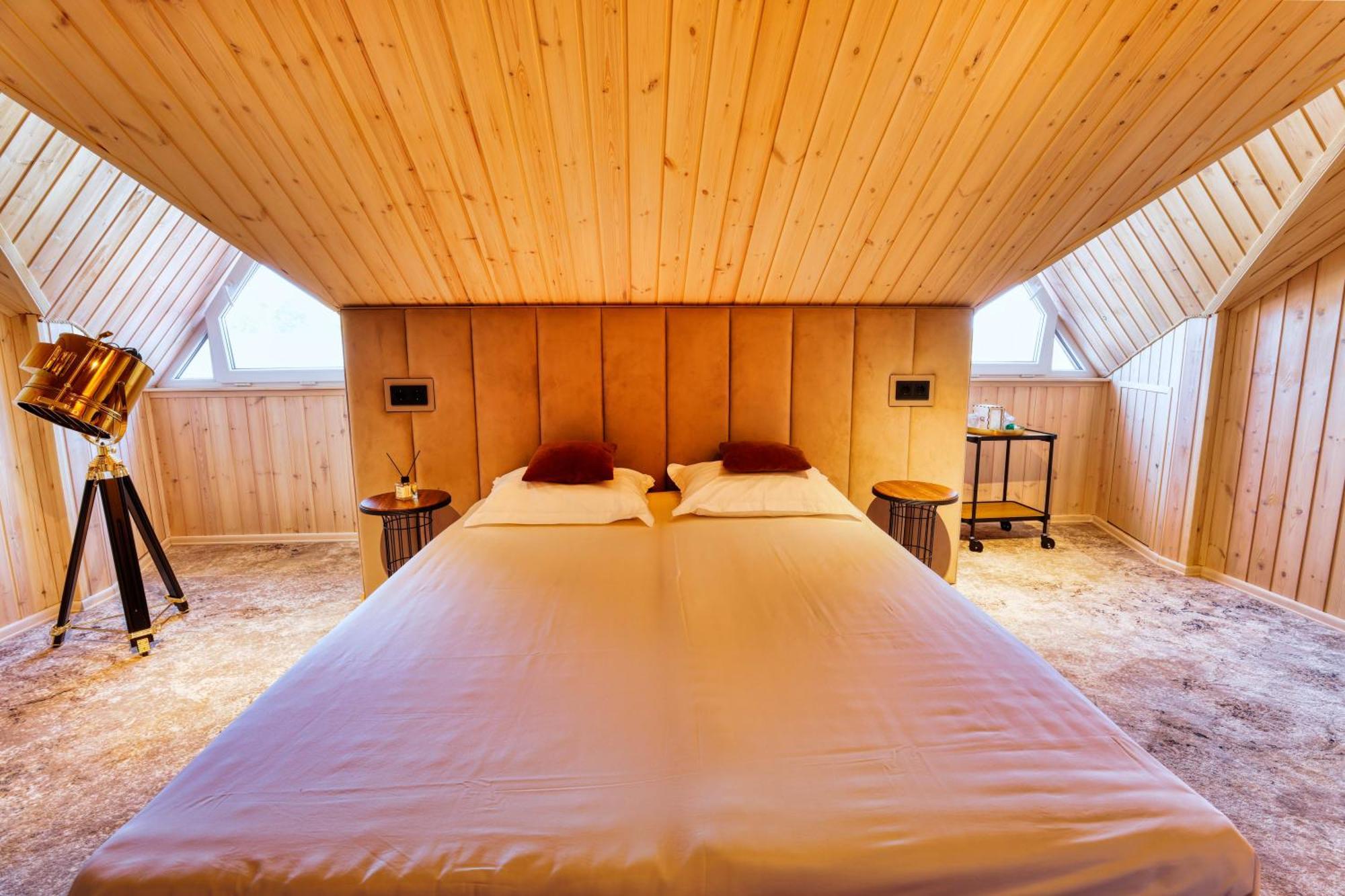 Sv Hotel, Restaurant & Airport Parking Todiresti  Екстериор снимка