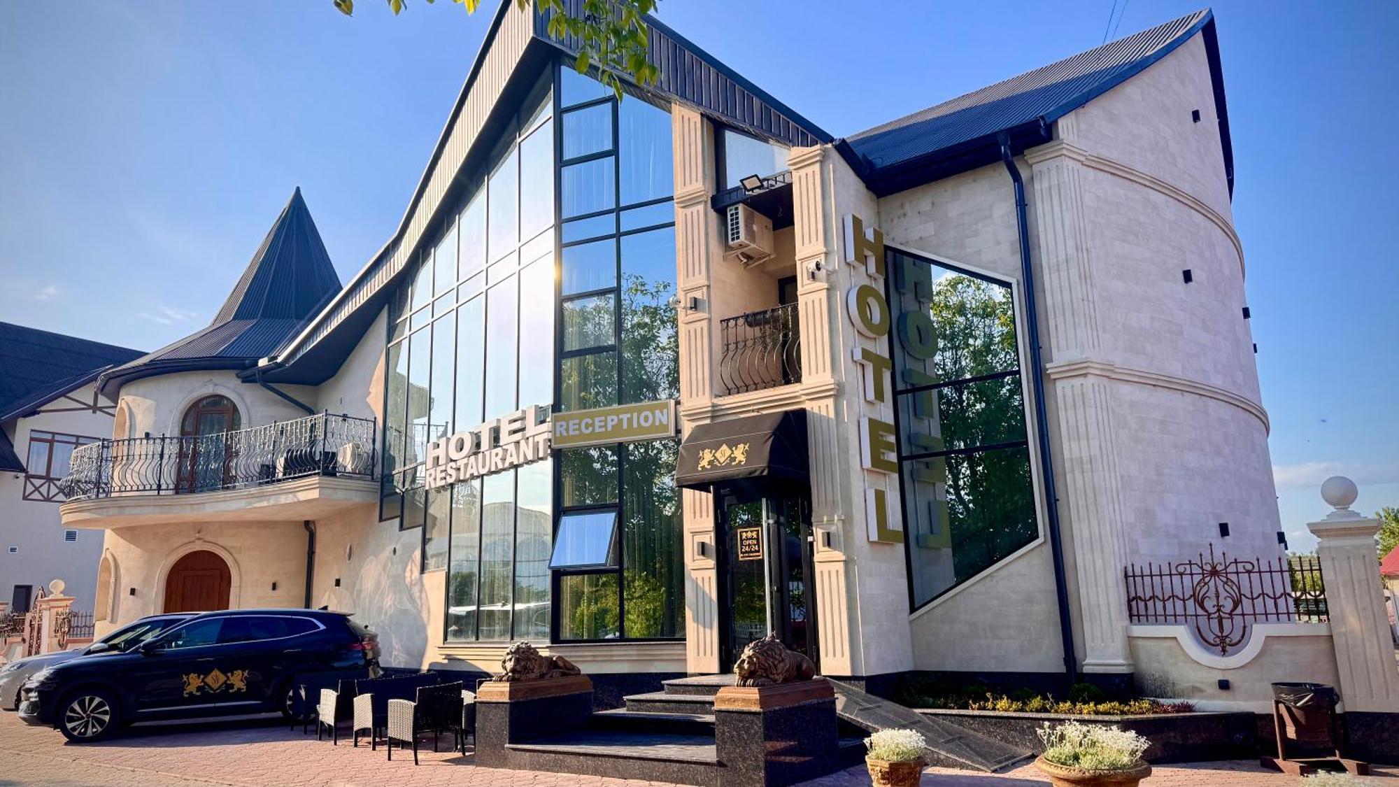 Sv Hotel, Restaurant & Airport Parking Todiresti  Екстериор снимка